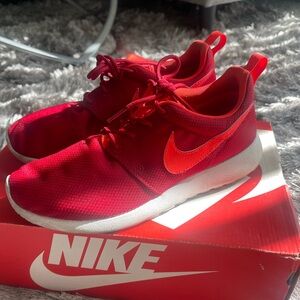 NIKE RED ROSHERUN - size 6Y